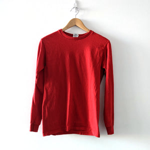 Red long sleeve t-shirt / T-shirt à manches longues rouge